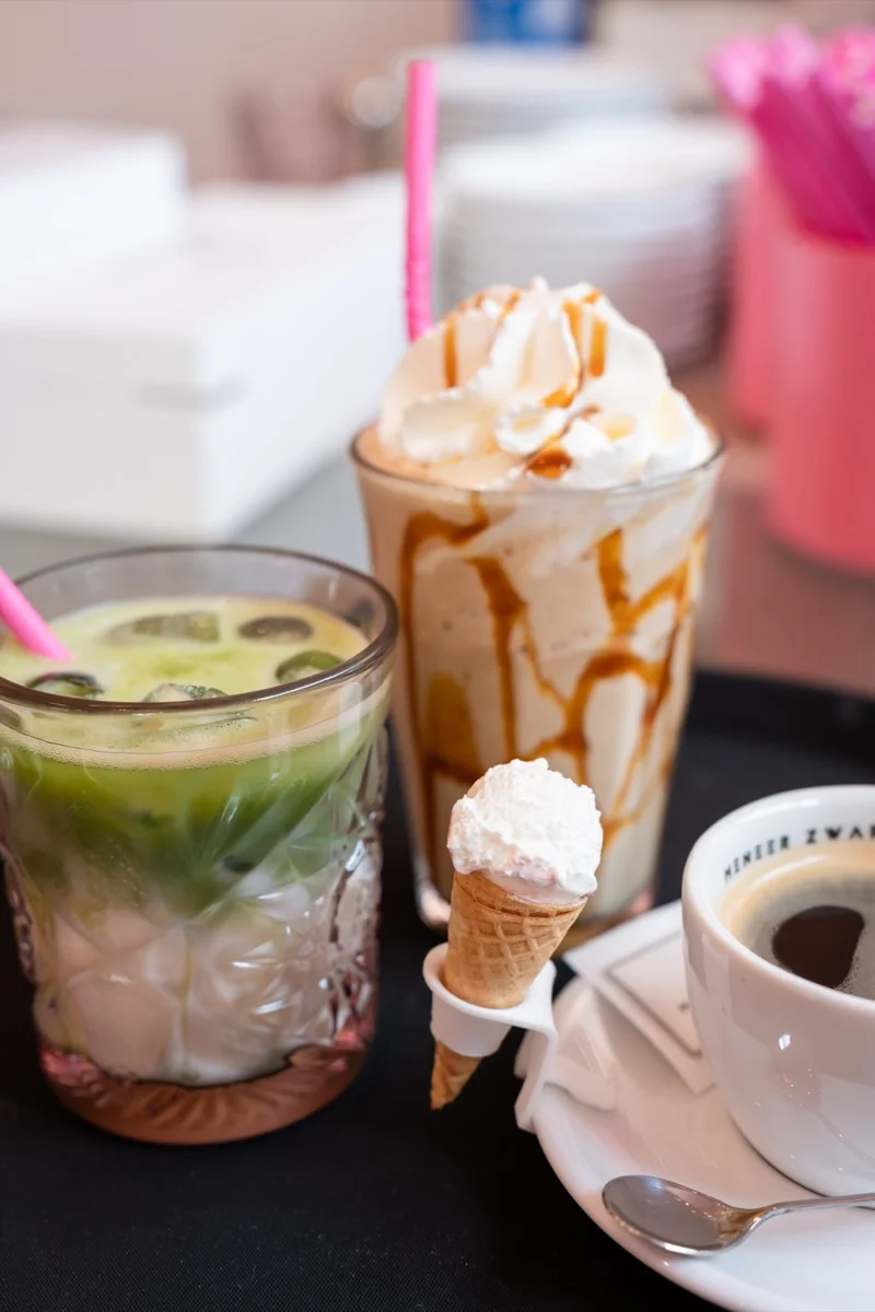 Frappuchilly, matcha latte en espresso op een dienblad bij IJs & Lekkers